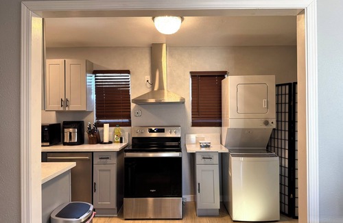 Hanford Apartment | Cozy 1-Bedroom Retreat with In-Unit Laundry