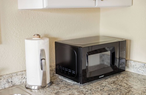 Raisin Apartment | Cozy 1BR Near Fresno State - WiFi + AC