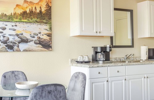 Raisin Apartment | Cozy 1BR Near Fresno State - WiFi + AC