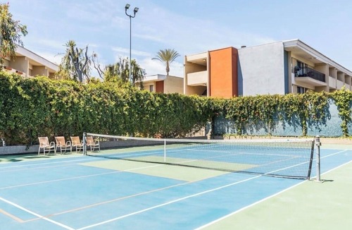 Sherman Oaks Apartment | Cozy 2-bd apt in charming Los Angeles with AC, gym, pool, tennis ! text !