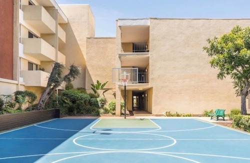 Sherman Oaks Apartment | Cozy 2-bd apt in charming Los Angeles with AC, gym, pool, tennis ! text !