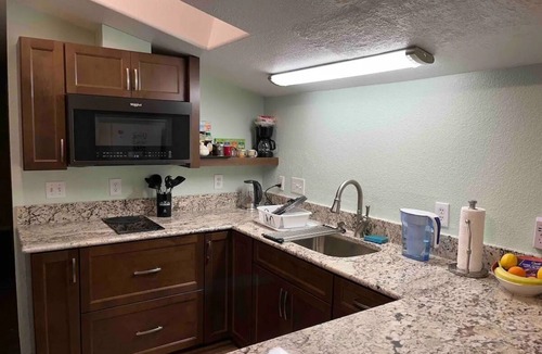 Raisin Apartment | Cozy 2-bedroom apartment in welcoming Fresno with AC, WiFi, next to Fresno State
