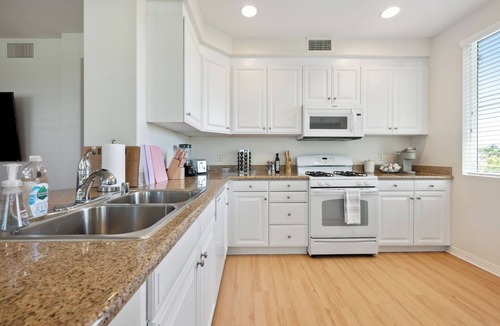 Orange Apartment | Cozy 2-bedroom apartment 7 min from Disneyland! Free parking and pool!