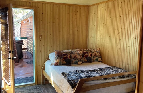 Sugarloaf Cabin | Cozy 2-bedroom Cabin in Big Bear, 10 Minutes from Lake & Downtown