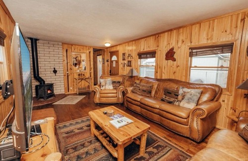 Sugarloaf Cabin | Cozy 2-bedroom Cabin in Big Bear, 10 Minutes from Lake & Downtown