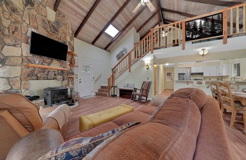 Glencoe Ski Chalet | Cozy 2-bedroom chalet in charming Buckhorn area of Pioneer with WiFi, AC