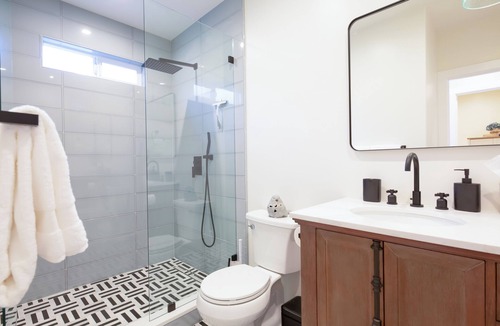 East Beach Cottage | Cozy 2-bedroom cottage near East Beach!