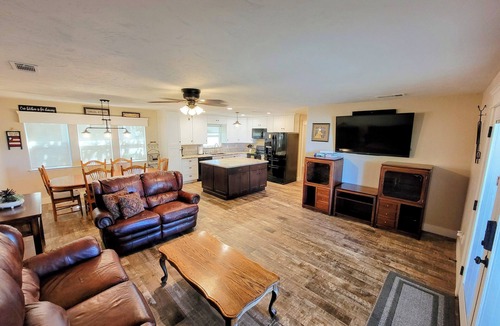 Stanislaus County House | Cozy 2-bedroom farm house in delightful Hughson.Fenced & gated.