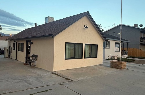 West Bishop House | Cozy 2-bedroom house in downtown Bishop, walkable to shops, movies, restaurants!