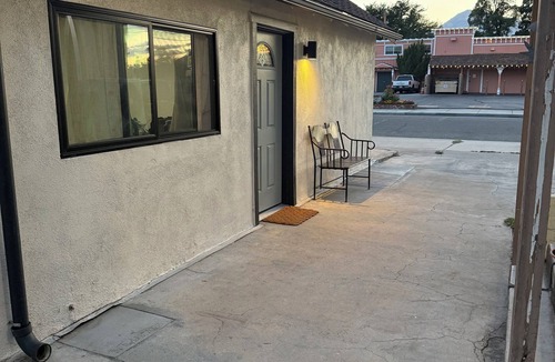 West Bishop House | Cozy 2-bedroom house in downtown Bishop, walkable to shops, movies, restaurants!