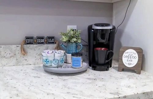 Dinuba House | Cozy 2-bedroom house in charming Dinuba with AC, WiFi, a pool and a fitness room