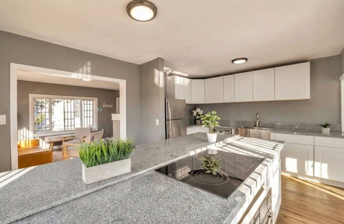 Oakland House | Cozy 2-bedroom house in welcoming Oakland with AC