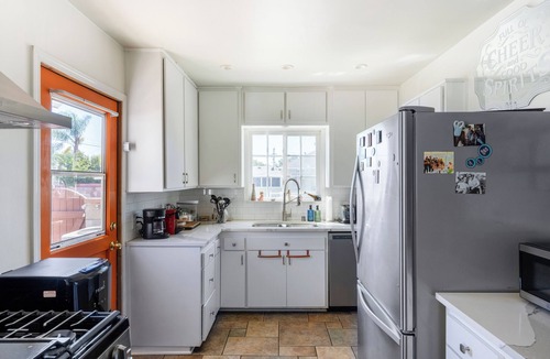 Circle Area House | Cozy 2-bedroom house in charming Long Beach with AC, backyard, laundry, kitchen
