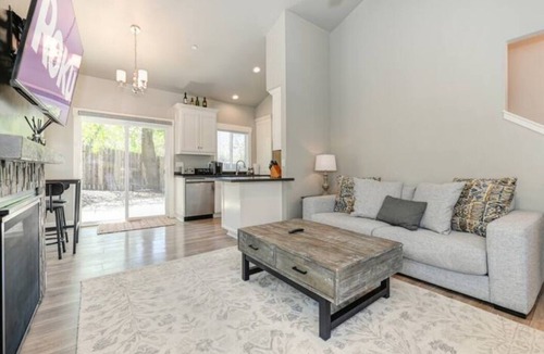 Folsom Cottage | Cozy 2-Story Cottage Near Historic Folsom!