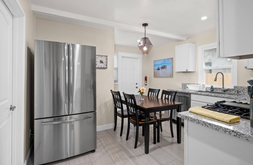 Fresno House | Cozy 2B/1Bth w Spacious Parking inside Fence