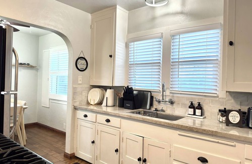 Hanford House | Cozy 2BD/1BR Home with Washer & Dryer