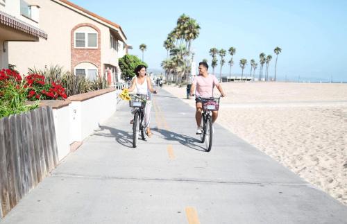 Balboa Peninsula House | Cozy 2Br Upstairs Cottage Steps From Sand In Prime Location By Beachview Rentals