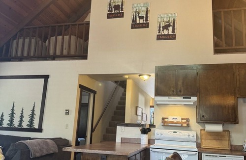 Mi-Wuk Village Cabin | Cozy 3-bedroom chalet with loft in charming Mi-Wuk Village.
