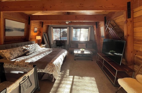 Summit Estates Cabin | Cozy 3bdr Pet Friendly Cabin w/Fire-pit & Hot Tub – Walk to Slopes