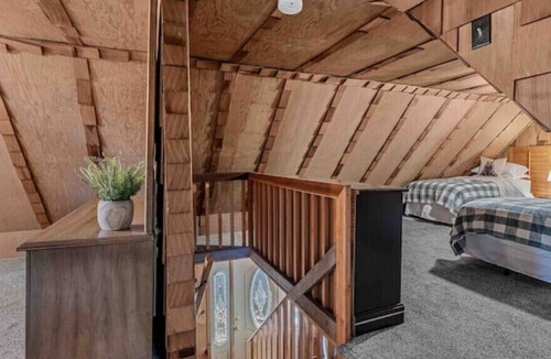 Shaver Lake Cabin | Cozy 4 bedroom cabin with a game room East Village