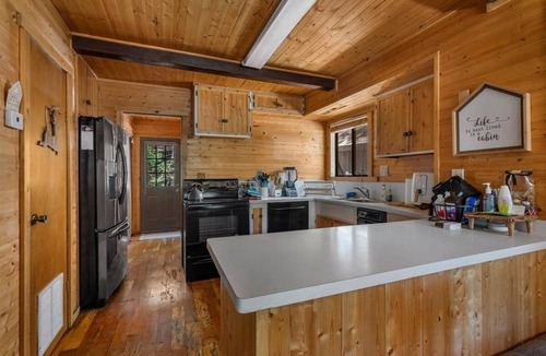 Alta Sierra Cabin | Cozy 4-bedroom cabin in awesome Wofford Heights with WiFi