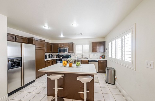 Spring Valley House | Cozy and Spacious 4 BR 3.5 BT Home! >1BR Downstairs<
