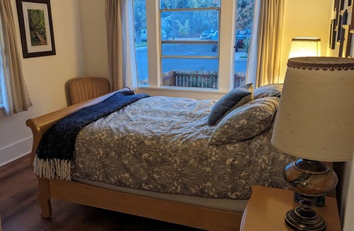 Woodland Cottage | Cozy artsy home near downtown for family's and pets