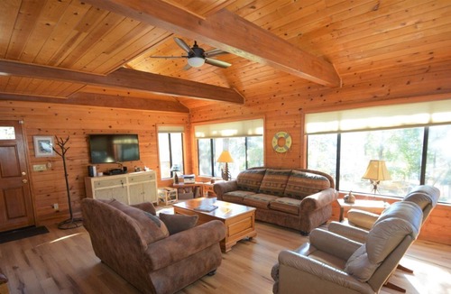 Bass Lake Cabin | Cozy Bass Lake Cabin only 15 minutes from Yosemite
