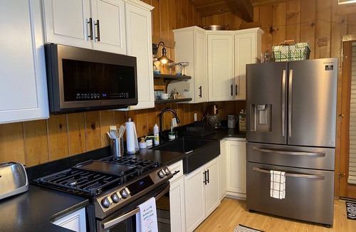 Bass Lake Cabin | Cozy Bass Lake Cabin walk to Pines Village & Marina, 20 min to Yosemite!