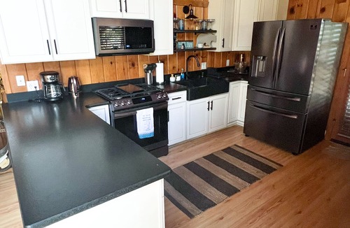 Bass Lake Cabin | Cozy Bass Lake Cabin walk to Pines Village & Marina, 20 min to Yosemite!