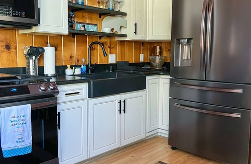 Bass Lake Cabin | Cozy Bass Lake Cabin walk to Pines Village & Marina, 20 min to Yosemite!