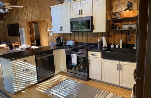 Bass Lake Cabin | Cozy Bass Lake Cabin walk to Pines Village & Marina, 20 min to Yosemite!