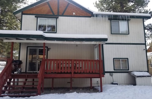 Big Bear City House | COZY BEAR CABIN Near ski resort and lake and snow play