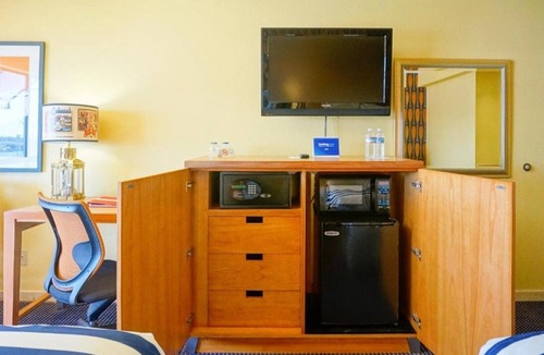 Jack London District House | Cozy Boutique Room Nestled in Oakland's Jack London Square !