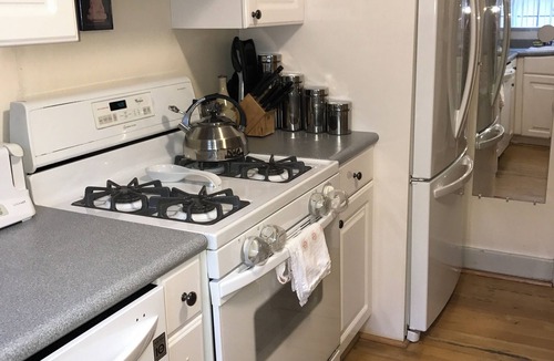 Venice House | Cozy bungalow in charming Venice with WiFi, AC, heating, washer and dryer.