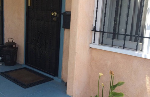 Venice House | Cozy bungalow in charming Venice with WiFi, AC, heating, washer and dryer.