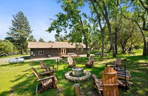 Mariposa House | Cozy Cabin! BBQ Spa Fire Pit Kids Play Zone
