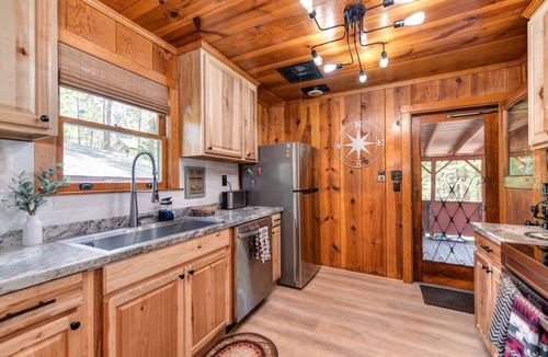 Sierra Village Cabin | Cozy Cabin! Family Friendly! Games! Dogs Welcome! Close to Skiing & Twain Harte!