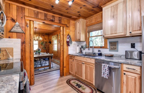 Sierra Village Cabin | Cozy Cabin! Family Friendly! Games! Dogs Welcome! Close to Skiing & Twain Harte!
