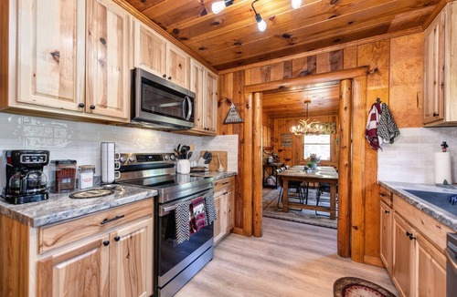Sierra Village Cabin | Cozy Cabin! Family Friendly! Games! Dogs Welcome! Close to Skiing & Twain Harte!