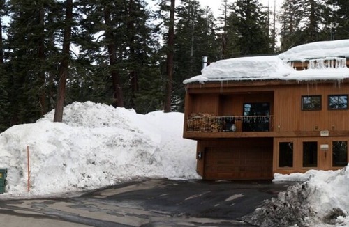 Mammoth Lakes Condo | Cozy Cabin Feel Condo! Ideal Location On A Quiet Cul De Sac 5% WEEKLY DISCOUNT