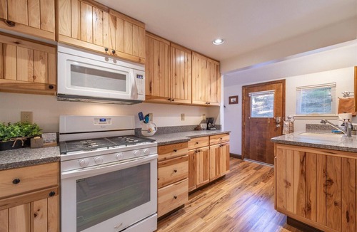 Tahoe Pines Cabin | Cozy Cabin Getaway: Mins to Beach!