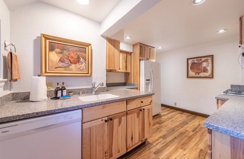 Tahoe Pines Cabin | Cozy Cabin Getaway: Mins to Beach!