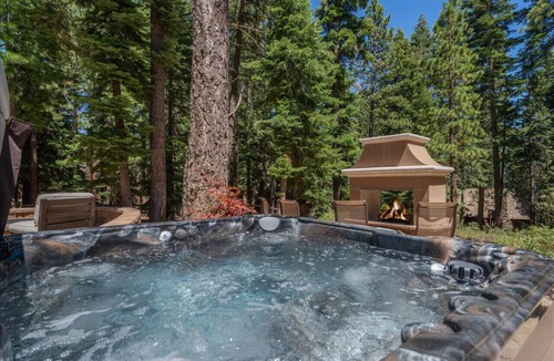 Ridgewood House | Cozy cabin hot-tub fire-pit close to ski