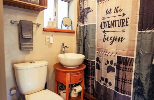 Oakhurst House | Cozy Cabin Near Yosemite & Corlieu Falls