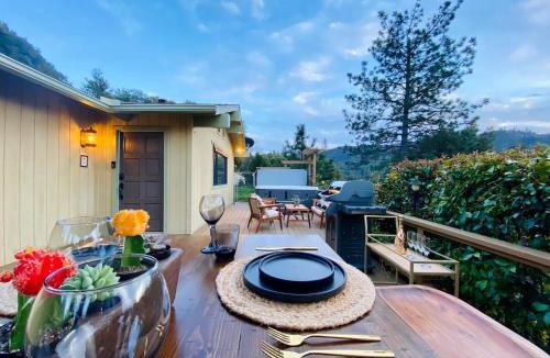 Oakhurst Ski Chalet | Cozy Cabin Near Yosemite & Bass lake, Breathtaking Views & Private Hot Tub, BBQ, Nature Getaway