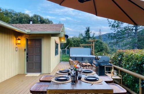 Oakhurst Ski Chalet | Cozy Cabin Near Yosemite & Bass lake, Breathtaking Views & Private Hot Tub, BBQ, Nature Getaway