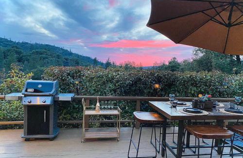 Oakhurst Ski Chalet | Cozy Cabin Near Yosemite & Bass lake, Breathtaking Views & Private Hot Tub, BBQ, Nature Getaway