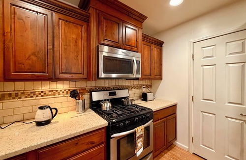 Granada Hills South Cabin | Cozy Cabin Style 3 Bedroom, 2 Bathroom Guesthouse