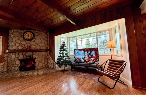 Granada Hills South Cabin | Cozy Cabin Style 3 Bedroom, 2 Bathroom Guesthouse
